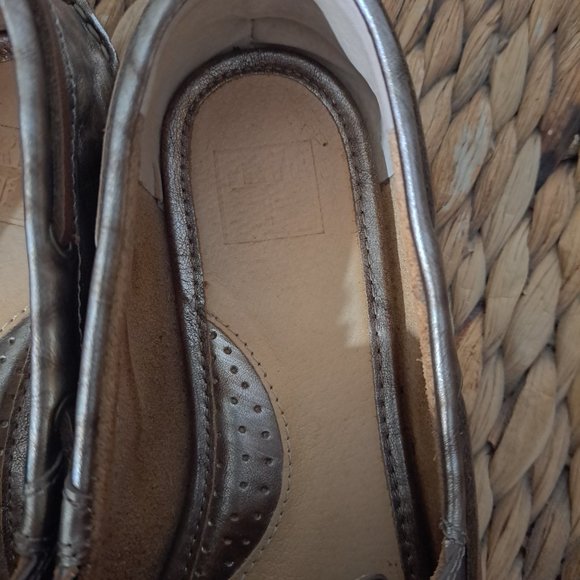 FRYE Leather gold boat shoes size 6.5 - Picture 9 of 12